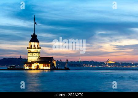 Istanbul Türkei. Der Maidenturm am Bosporus und die Süleymaniye Moschee bei Sonnenuntergang Stockfoto