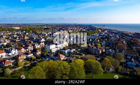 Luftaufnahme von einer Drohne, die über das Marken Wood Recreation Ground Walmer fliegt, mit Blick nach Osten über Lower Walmer in Richtung Stadt Deal und Meer Stockfoto