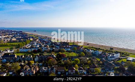 Luftaufnahme von einer Drohne, die über das Marken Wood Recreation Ground Walmer fliegt, mit Blick auf den Südosten in Richtung Küste Stockfoto