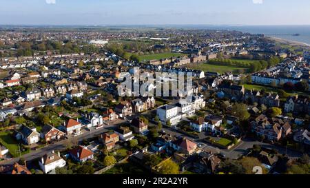 Luftaufnahme von einer Drohne, die über das Marken Wood Recreation Ground Walmer fliegt, mit Blick nach Osten über Lower Walmer in Richtung Stadt Deal und Meer Stockfoto