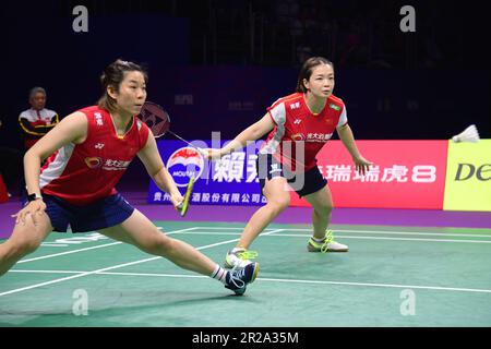 SUZHOU, CHINA – 18. MAI 2023 – Chen Qingchen und Jia Yifan aus China treten im TotalEnergies BWF SUDIRMAN CUP Finals 2023 zwischen China und Denmar an Stockfoto