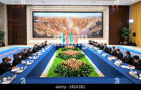 XI'an, Chinas Provinz Shaanxi. 18. Mai 2023. Der chinesische Präsident Xi Jinping trifft sich mit dem turkmenischen Präsidenten Serdar Berdimuhamedov, der sich am 18. Mai 2023 in Xi'an, der nordwestchinesischen Provinz Shaanxi, zum China-Zentralasien-Gipfel in China aufhält. Kredit: Xie Huanchi/Xinhua/Alamy Live News Stockfoto