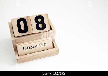 Ewiger Kalender aus Holz mit dem 8. Dezember Stockfoto