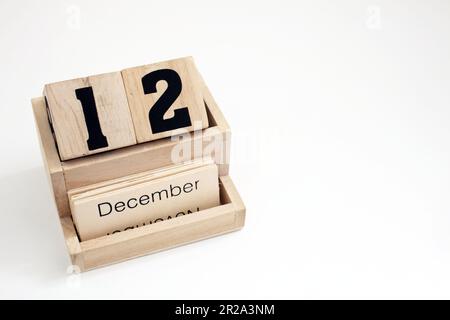 Ewiger Kalender aus Holz mit dem 12. Dezember Stockfoto