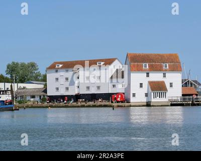 Woodbridge, Suffolk, Großbritannien - 18. Mai 2023 : Blick von einer Flussfahrt auf der Deben. Die historische Gezeitenmühle und Umgebung. Stockfoto