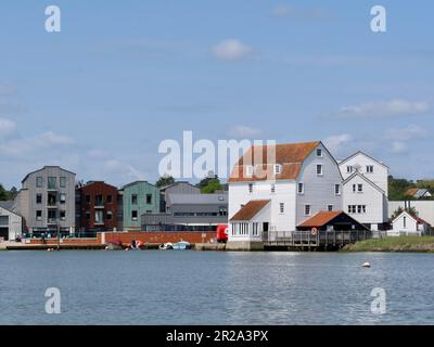 Woodbridge, Suffolk, Großbritannien - 18. Mai 2023 : Blick von einer Flussfahrt auf der Deben. Die historische Gezeitenmühle und Umgebung. Stockfoto