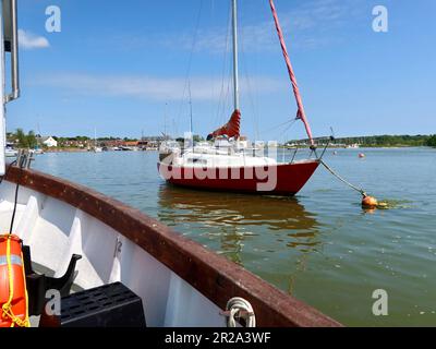 Woodbridge, Suffolk, Großbritannien - 18. Mai 2023 : Blick von einer Flussfahrt auf der Deben. Segelboote an Anlegestellen. Stockfoto