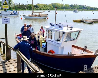 Woodbridge, Suffolk, Großbritannien - 18. Mai 2023 : Blick von einer Flussfahrt auf der Deben. Passagiere steigen aus. Stockfoto