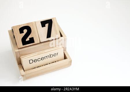 Ewiger Kalender aus Holz mit dem 27. Dezember Stockfoto