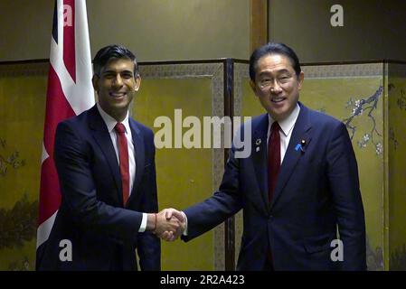 Der britische Premierminister Rishi Sunak, Linke, trifft sich mit Fumio Kishida, Japans Premierminister, vor dem Gipfel der Gruppe der sieben (G7) Staats- und Regierungschefs am Donnerstag, den 18. Mai 2023 in Hiroshima, Japan. Die Mitglieder der G7 - USA, Kanada, Frankreich, Deutschland, Japan, Das Vereinigte Königreich und Italien treffen sich am Donnerstag in der japanischen Stadt Hiroshima zu einem jährlichen Gipfel. Die führenden Politiker werden sich auf Russlands Krieg gegen die Ukraine, Chinas aufstrebende Macht und Einfluss, nukleare Abrüstung, künstliche Intelligenz, Klimawandel und wirtschaftliche Sicherheit konzentrieren. Foto: Pressestelle des japanischen Premierministers/UPI Stockfoto