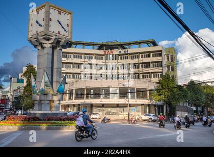 Das leere sowjetische SE San Hotel, Pleiku im zentralen Hochland Vietnams. Dieses verlassene architektonische Juwel aus der Sowjetzeit, hergestellt aus imposantem bru Stockfoto