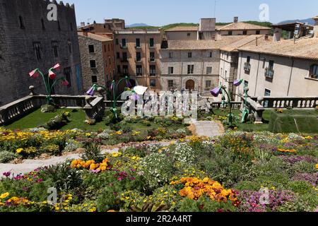 Girona Flower Show 2023 - Temps de Flors - Blumenausstellungen im historischen mittelalterlichen Viertel der katalanischen Stadt in Spanien vom 13-22. Mai 2023 Stockfoto