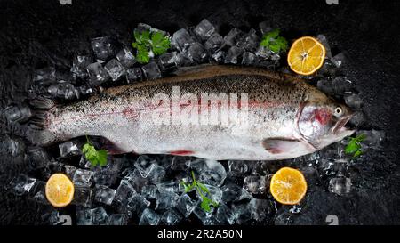 Schneiden Sie frischen Fisch vor dem Kochen. Stockfoto