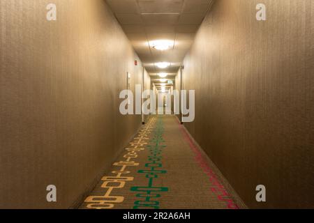 Milpitas, Kalifornien - 8. Mai 2023 - leerer Korridor mit Beleuchtung im Marriott Residence Inn Stockfoto