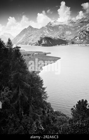 Wandern rund um Silser See - Oberengadin - Schweiz - Schwarz/Weiß-Bild Stockfoto