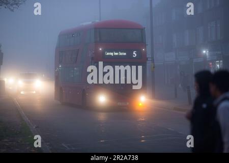 Ein dichter Nebel umhüllt den Verkehr und die Pendler in Dagenham, East London, am Morgen. Stockfoto