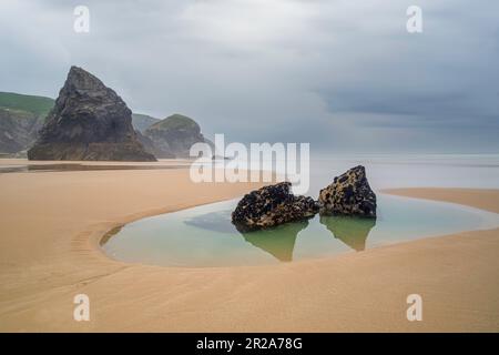 Der atemberaubende Strand an der Bedruthan-Treppe an der Nordküste von Cornwall Stockfoto