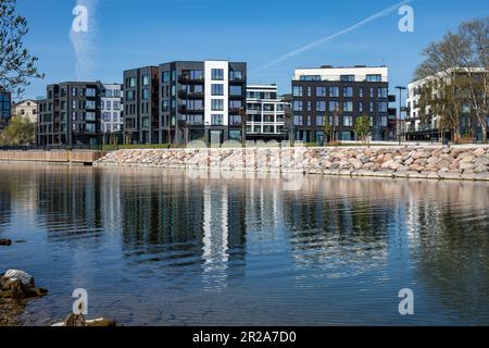 Neu gebaute Wohngebäude im Stadtteil Kalarand am Ufer von Tallinn, Estland Stockfoto