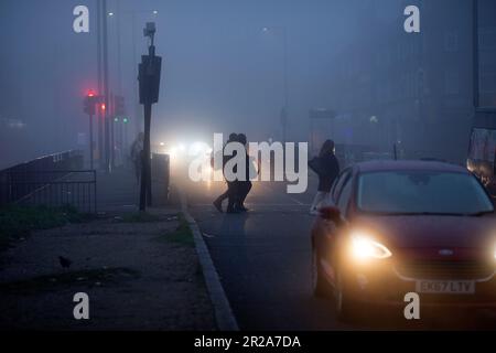 Ein dichter Nebel umhüllt den Verkehr und die Pendler in Dagenham, East London, am Morgen. Stockfoto