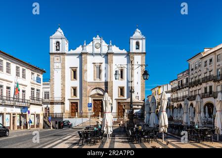 Evora, Portugal - 30. Juni 2022: Giraldo-Platz im Stadtzentrum. Alentejo. Restaurants und Terrassen Stockfoto