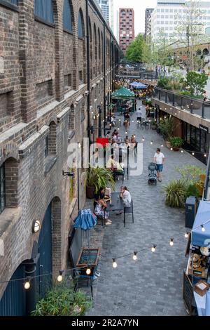 London, England - August 2022; Blick aus dem hohen Winkel auf Geschäfte und Restaurants im neuen Gebäude mit historischen Gebäuden von Coal Drops Yard Stockfoto