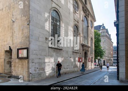 London, England - August 2022; Blick auf die Menschen auf dem Bürgersteig der kopfsteingepflasterten Straße Rood Lane mit der St. Margaret Pattens Church of England Stockfoto