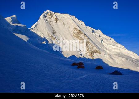 Das Basislager des Quitaraju (Cordillera Blanca - Perù) Stockfoto