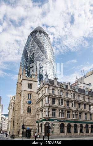 London, England - August 2022; Blick auf den kugelförmigen Büroturm aus schwingendem Licht und dunklem Glas, auch bekannt als „der Herkin“ an der St. Mary Axe 30 Stockfoto