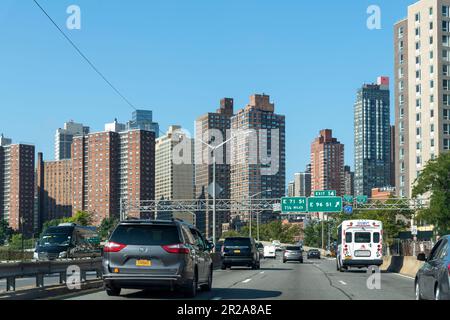 New York City, NY, USA-August 2022; Fahreransicht in südlicher Richtung über den FDR Drive in der Nähe von Harlem und Ausfahrt 14, E 96 St Stockfoto