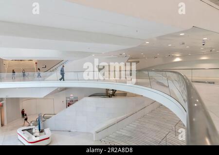 New York City, NY, USA – August 2022; Innenansicht der Treppen und Gehwege des berühmten World Trade Center Oculus Transportation Hub Stockfoto