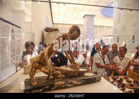 Kairo, Ägypten. 18. Mai 2023. Besucher besuchen das Nationale Museum der ägyptischen Zivilisation am Internationalen Museumstag in Kairo, Ägypten, am 18. Mai 2023. Kredit: Ahmed Gomaa/Xinhua/Alamy Live News Stockfoto