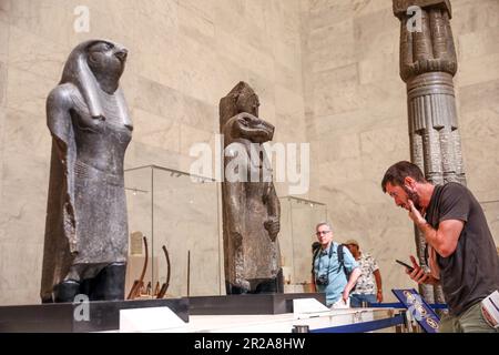 Kairo, Ägypten. 18. Mai 2023. Besucher besuchen das Nationale Museum der ägyptischen Zivilisation am Internationalen Museumstag in Kairo, Ägypten, am 18. Mai 2023. Kredit: Ahmed Gomaa/Xinhua/Alamy Live News Stockfoto