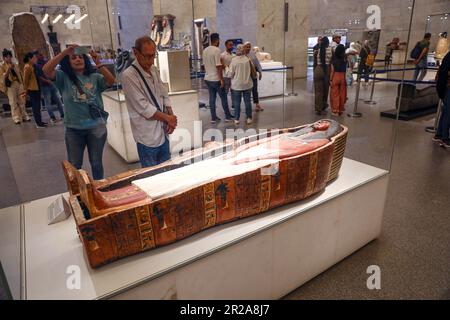 Kairo, Ägypten. 18. Mai 2023. Besucher besuchen das Nationale Museum der ägyptischen Zivilisation am Internationalen Museumstag in Kairo, Ägypten, am 18. Mai 2023. Kredit: Ahmed Gomaa/Xinhua/Alamy Live News Stockfoto