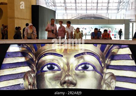 Kairo, Ägypten. 18. Mai 2023. Besucher besuchen das Nationale Museum der ägyptischen Zivilisation am Internationalen Museumstag in Kairo, Ägypten, am 18. Mai 2023. Kredit: Ahmed Gomaa/Xinhua/Alamy Live News Stockfoto