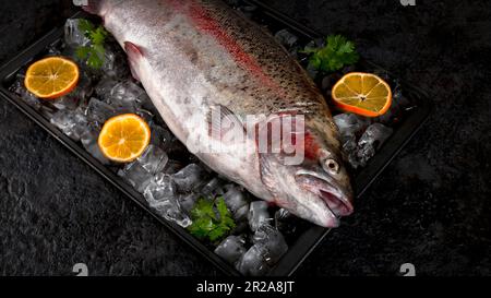 Schneiden Sie frischen Fisch vor dem Kochen. Stockfoto