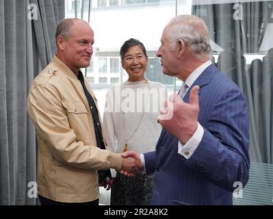 König Charles III. Spricht mit dem Schauspieler Woody Harrelson und seiner Frau Laura Louie auf einer besonderen Branchenveranstaltung, die vom British Fashion Council (BFC) in den 180 Studios, London, ausgerichtet wird. Foto: Donnerstag, 18. Mai 2023. Stockfoto