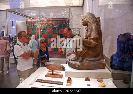 Kairo, Ägypten. 18. Mai 2023. Besucher besuchen das Nationale Museum der ägyptischen Zivilisation am Internationalen Museumstag in Kairo, Ägypten, am 18. Mai 2023. Kredit: Ahmed Gomaa/Xinhua/Alamy Live News Stockfoto