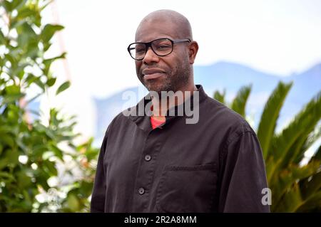 Cannes, Frankreich. 18. Mai 2023. Steve McQueen beim Photocall zum Dokumentarfilm "Besetzte Stadt" auf dem Festival de Cannes 2023/76. Internationale Filmfestspiele von Cannes am Palais des Festivals. Cannes, 18.05.2023 Kredit: Geisler-Fotopress GmbH/Alamy Live News Stockfoto