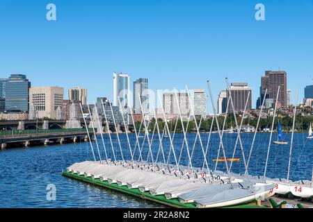 Boston, MA, USA-August 2022; Panoramablick über den Charles River im Hintergrund mit Downtown Boston und Longfellow Bridge Stockfoto
