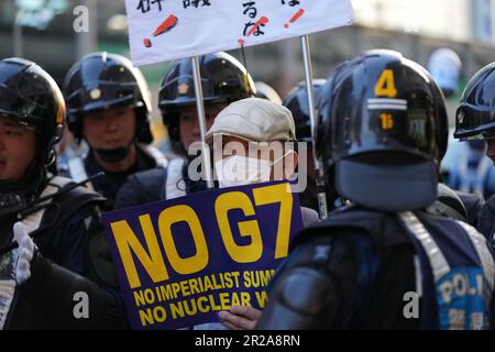 Hiroshima, Japan. 17. Mai 2023. Ein Mann mit einem Protestbanner gegen den bevorstehenden Group of Seven (G7)-Gipfel in Hiroshima, Japan, 17. Mai 2023. Kredit: Zhang Xiaoyu/Xinhua/Alamy Live News Stockfoto