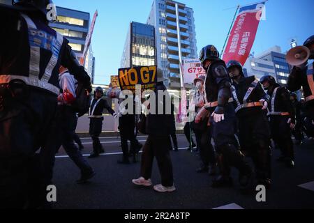 Hiroshima, Japan. 17. Mai 2023. Demonstranten versammeln sich in einem Protest gegen den bevorstehenden G7-Gipfel in Hiroshima, Japan, am 17. Mai 2023. Kredit: Zhang Xiaoyu/Xinhua/Alamy Live News Stockfoto