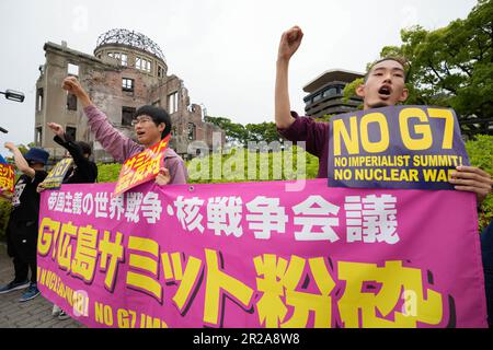 Hiroshima, Japan. 18. Mai 2023. Demonstranten treffen sich im Hiroshima Peace Memorial Park, um gegen den bevorstehenden Group of Sieben (G7)-Gipfel am 18. Mai 2023 in Hiroshima, Japan, zu protestieren. Kredit: Zhang Xiaoyu/Xinhua/Alamy Live News Stockfoto