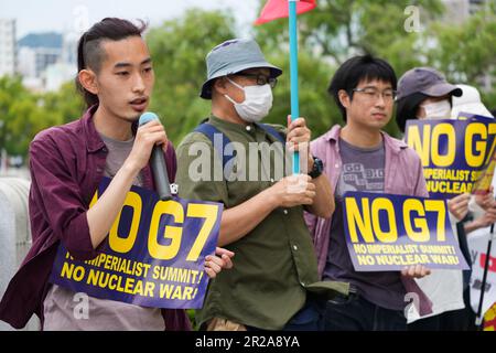 Hiroshima, Japan. 18. Mai 2023. Demonstranten treffen sich im Hiroshima Peace Memorial Park, um gegen den bevorstehenden Group of Sieben (G7)-Gipfel am 18. Mai 2023 in Hiroshima, Japan, zu protestieren. Kredit: Zhang Xiaoyu/Xinhua/Alamy Live News Stockfoto