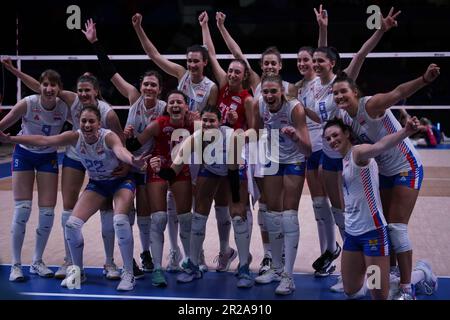 ANKARA, TURKIYE - 13. JULI 2022: Serbische Spieler posieren nach dem VNL-Viertelfinalspiel in der Ankara Arena Stockfoto