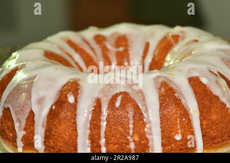 Ein frisch gebackener Zitronenkuchen mit Sahnehäubchen. Stockfoto