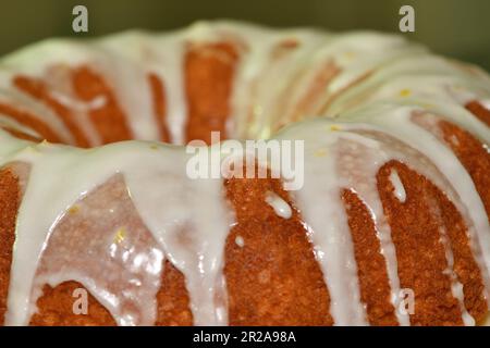 Ein frisch gebackener Zitronenkuchen mit Sahnehäubchen. Stockfoto