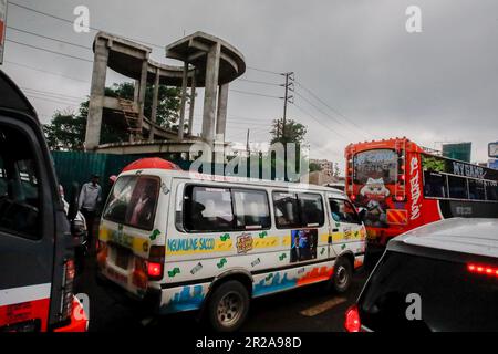 Autofahrer fahren am hektischen Verkehr in Nairobi vorbei. Die Bewohner von Nairobi gehen auf der Suche nach grüneren Weiden inmitten der hohen Lebenshaltungskosten und wirtschaftlichen Turbulenzen durch die Straßen. Stockfoto