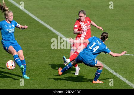 DEN HAAG – Kim Everaerts vom FC Twente erzielt beim TOTO KNVB Cup Finale für Frauen zwischen FC Twente und PSV im ADO Den Haag Stadion am 18. Mai 2023 in Den Haag, Niederlande. ANP GERRIT VAN KOLOLEN Stockfoto