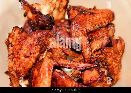 Eine Nahaufnahme von gebratenen Hähnchenflügeln. Stockfoto