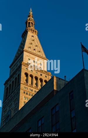 Metropolitan Life Insurance Company Tower im frühen Morgenlicht. Der Hauptsitz der Versicherungsgesellschaft ist jetzt das New York Edition Hotel. Stockfoto